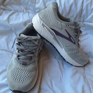 Brooks Women's Athletic Shoes in Gray and Purple. Excellent Condition.